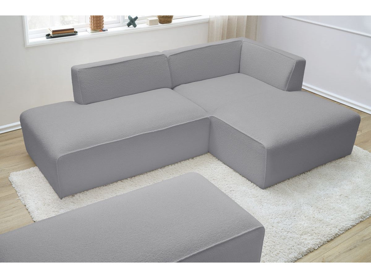 Kampinė sofa MEGEVE šviesiai pilka spalva dešininis kampas su pufu detalė iš arti