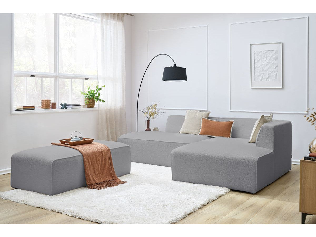 Kampinė sofa MEGEVE šviesiai pilka spalva dešininis kampas su pufu moderniame interjere
