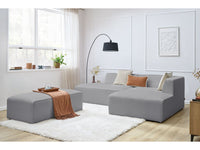 Kampinė sofa MEGEVE šviesiai pilka spalva dešininis kampas su pufu moderniame interjere