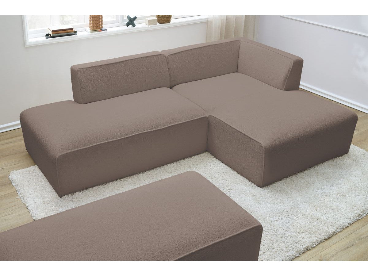 Modulinė kampinė sofa MEGEVE su pufu prie tamsesnės sienos