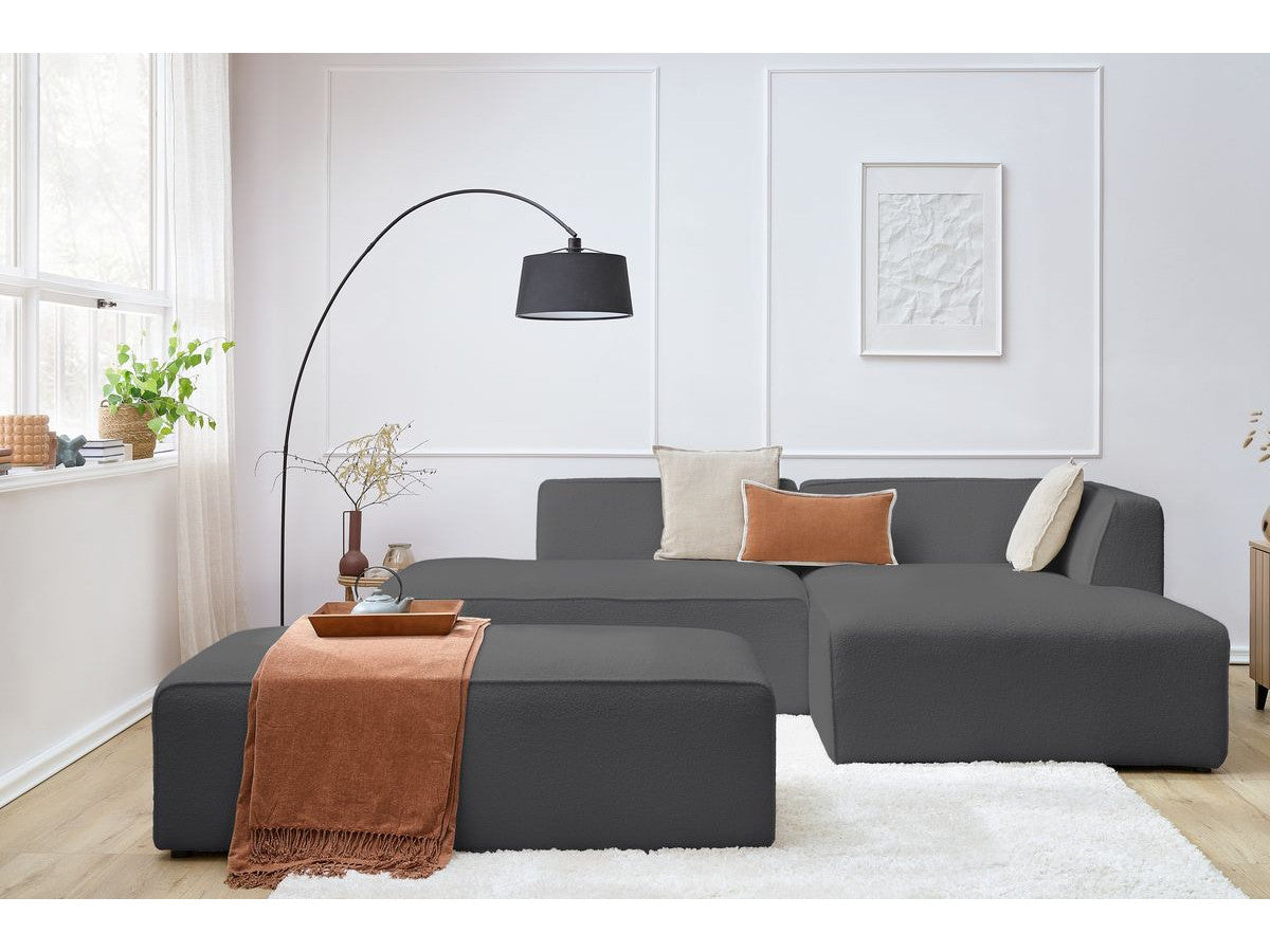 Kampinė sofa MEGEVE tamsiai pilka spalva dešininis kampas su pufu audinio tekstūra