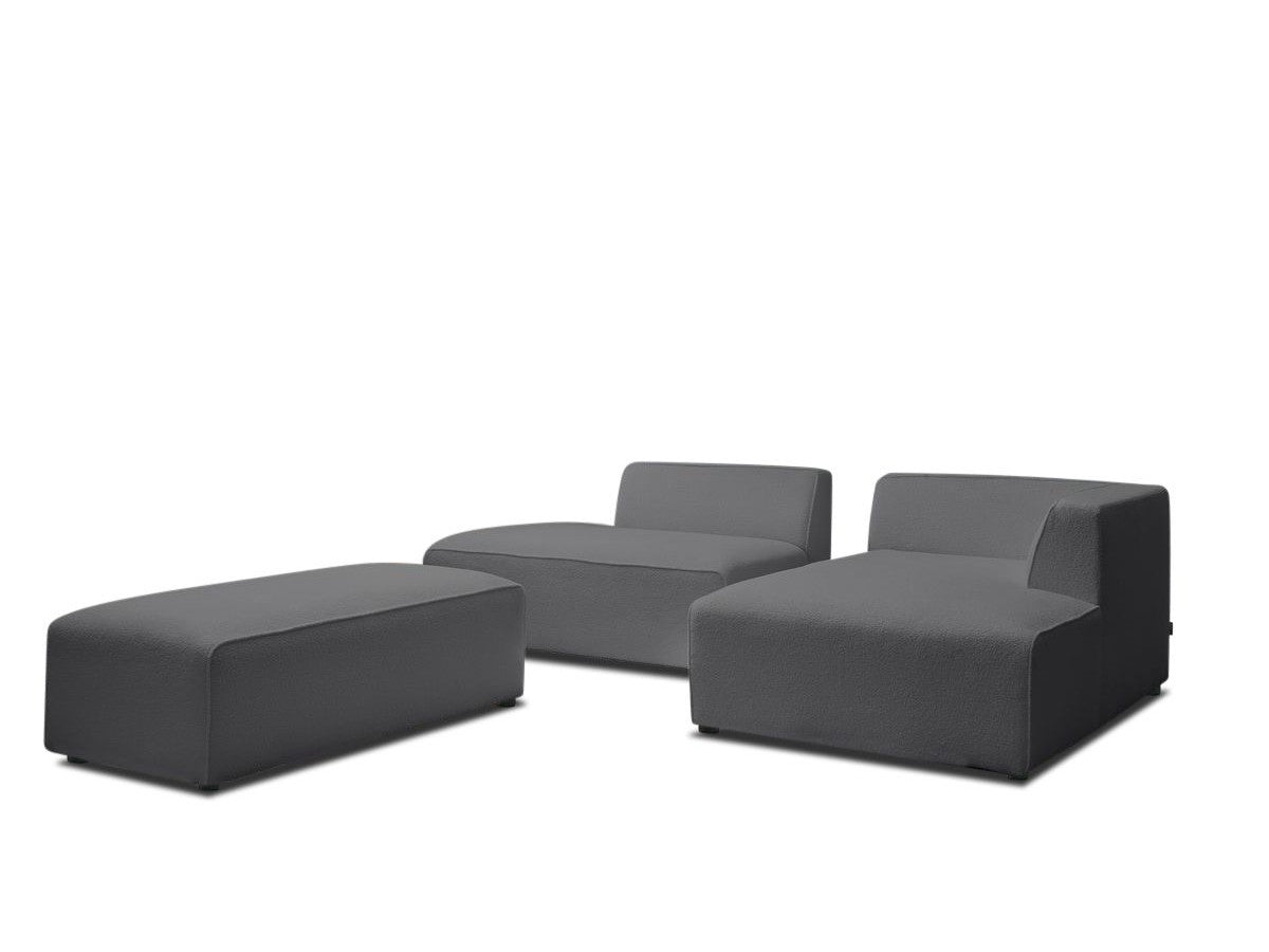Kampinė sofa MEGEVE tamsiai pilka spalva dešininis kampas su pufu svetainėje