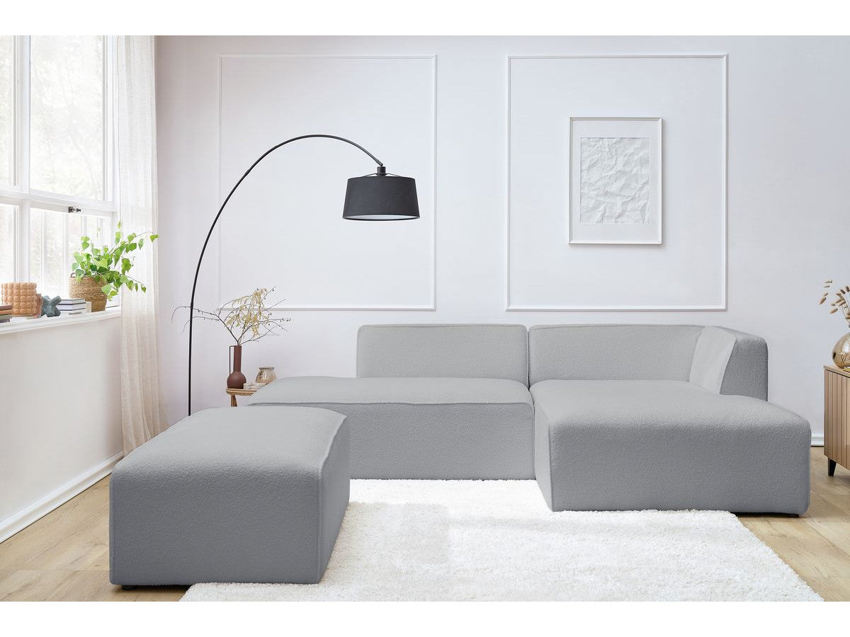 Kampinė sofa MEGEVE šviesiai pilka spalva dešininis kampas su pufu sėdimos dalies vaizdas