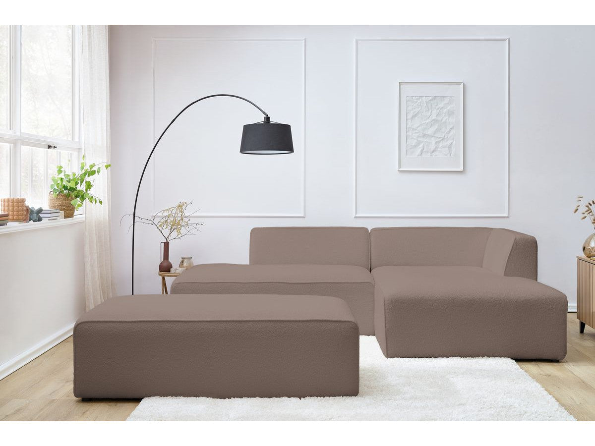 Modulinė kampinė sofa MEGEVE su pufu šilto jaukumo kupinoje erdvėje