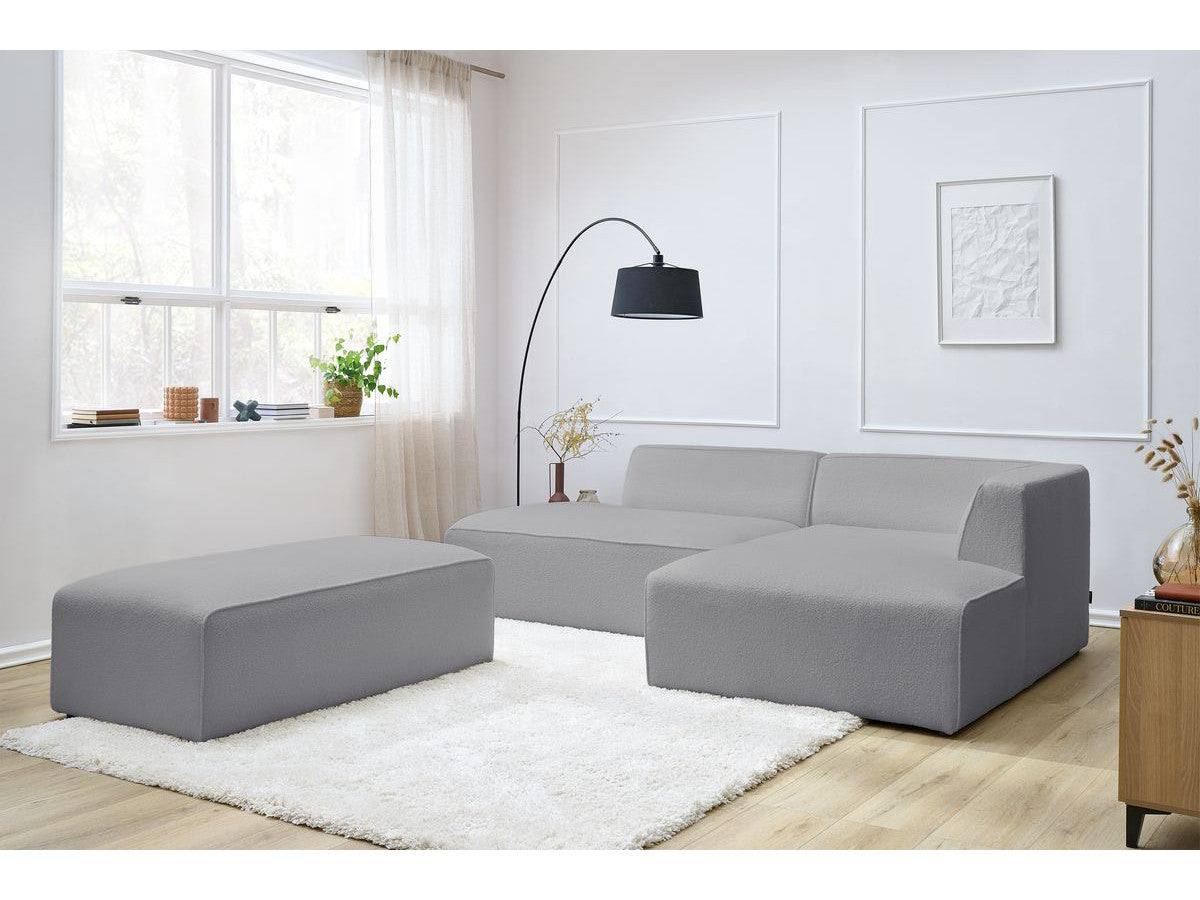 Kampinė sofa MEGEVE šviesiai pilka spalva dešininis kampas su pufu bendras vaizdas