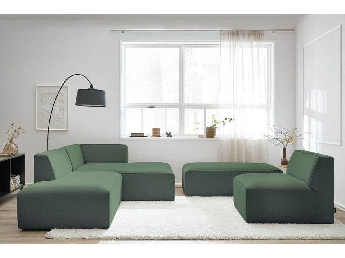 Kampinė modulinė sofa MEGEVE, žalia, su pufu svetainės interjere