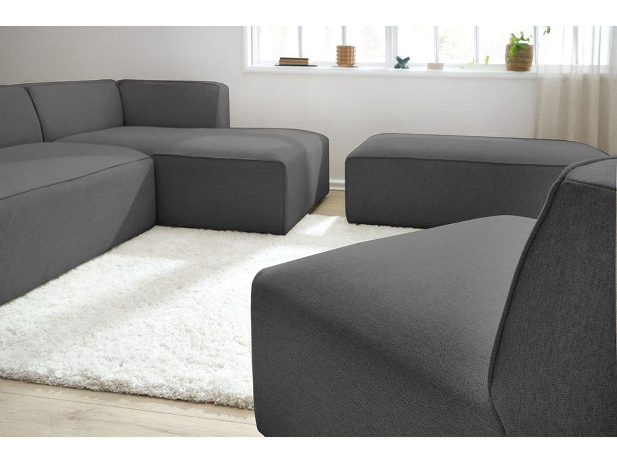 Kampinė modulinė sofa MEGEVE, tamsiai pilka, su pufu svetainės interjere