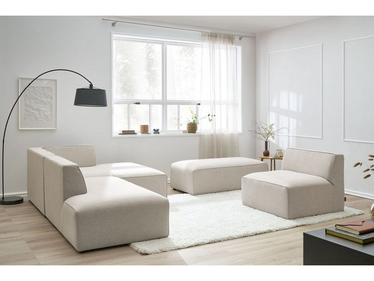 Kampinė modulinė sofa MEGEVE, smėlinė, su pufu moderniame interjere
