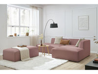 Kampinė modulinė sofa su pufu, rožinė šalia kavos staliuko