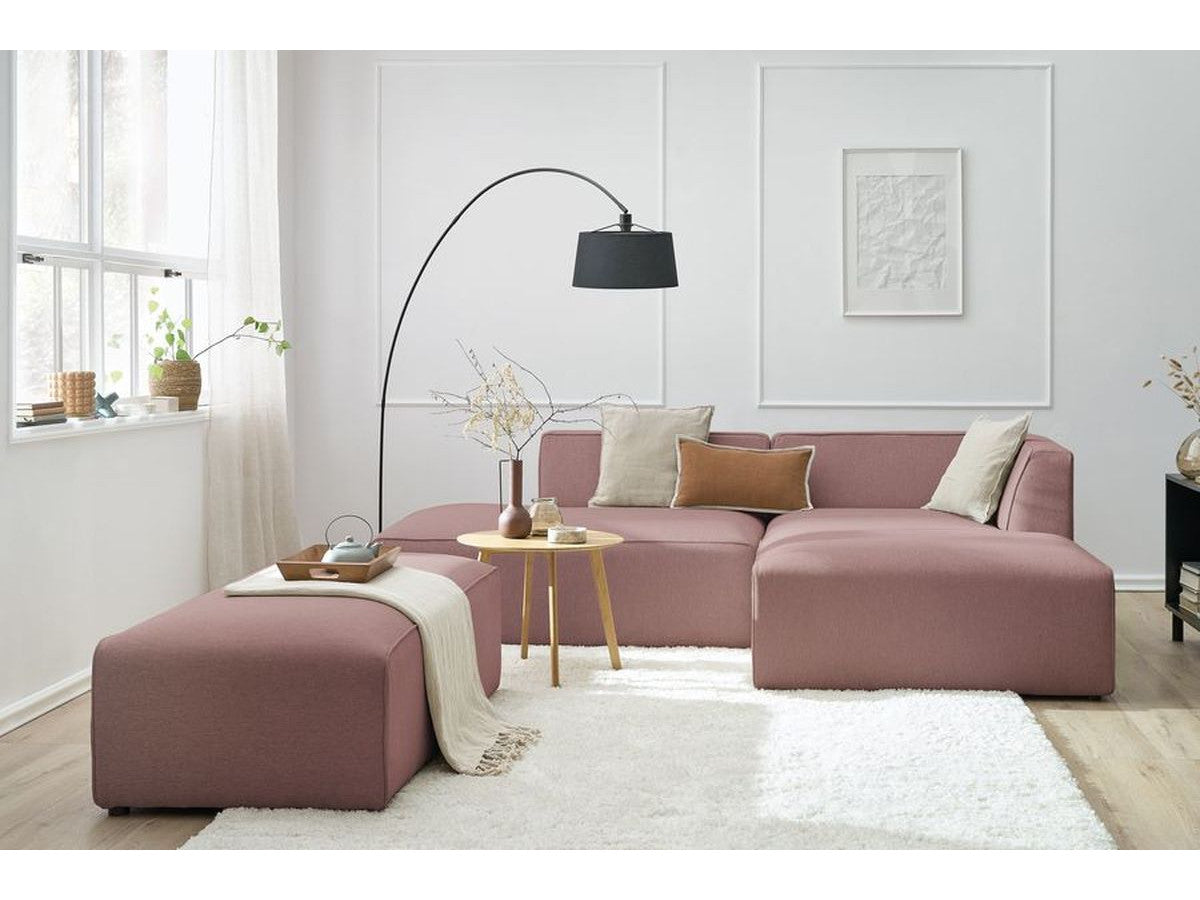 Kampinė modulinė sofa su pufu, rožinė svetainės interjere