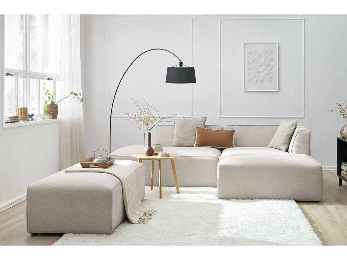 Kampinė modulinė sofa su pufu, smėlinė svetainės interjere