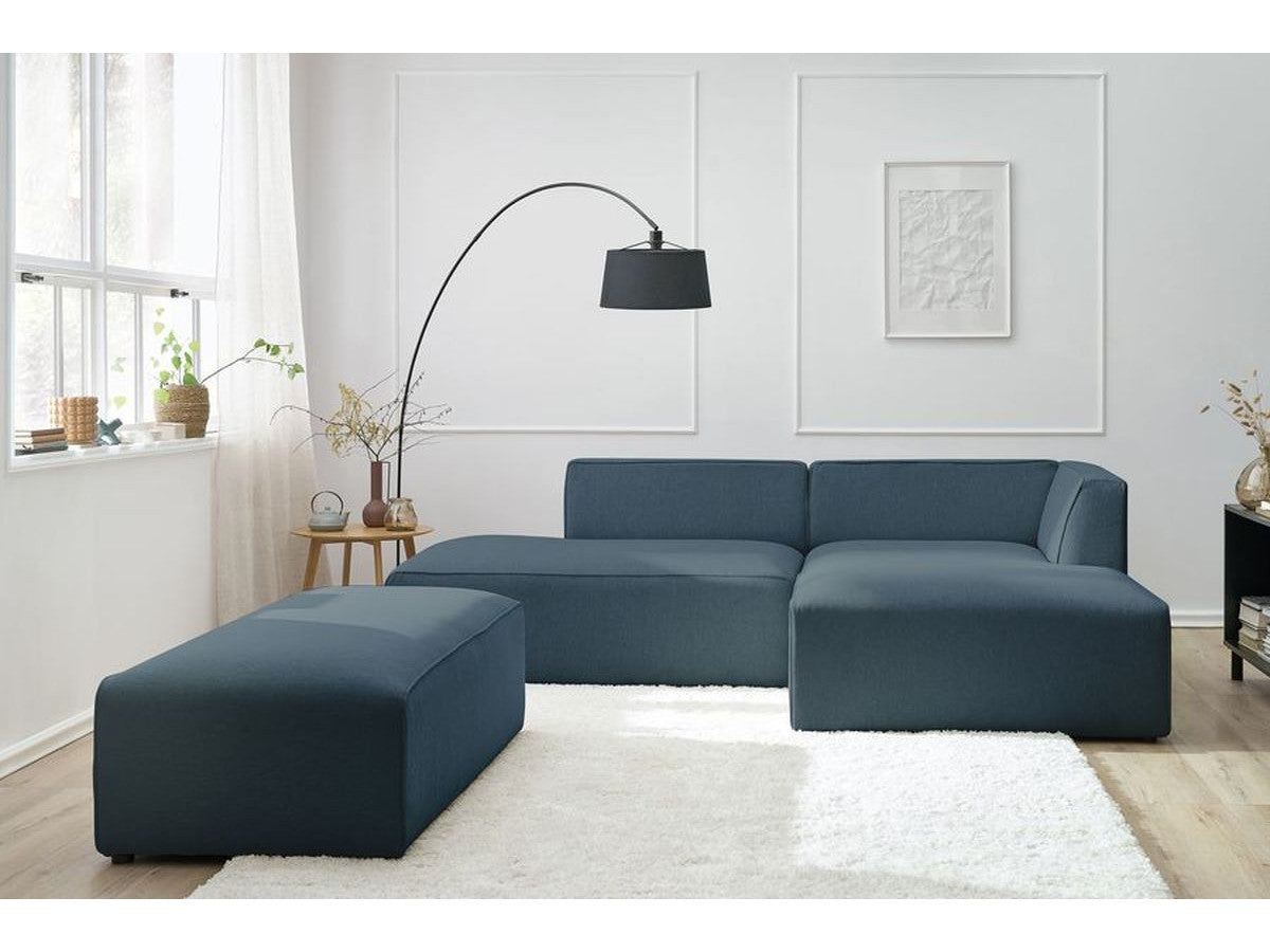 Kampinė modulinė sofa su pufu, tamsiai mėlyna moderniame interjere