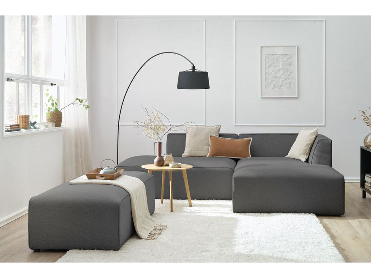 Kampinė modulinė sofa su pufu, tamsiai pilka svetainės interjere