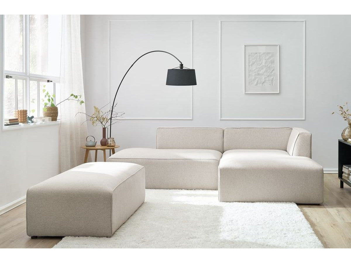Kampinė modulinė sofa su pufu, smėlinė moderniame interjere