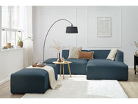 Kampinė modulinė sofa su pufu, tamsiai mėlyna svetainės interjere