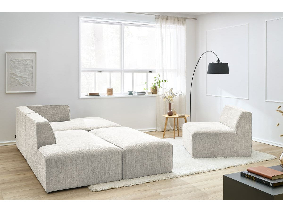 Kampinė modulinė sofa su pufu ir smėlinė moderniame interjere
