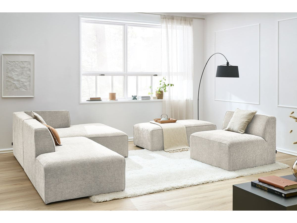 Kampinė modulinė sofa su pufu ir smėlinė šalia kavos staliuko