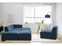 Kampinė modulinė sofa su pufu ir tamsiai mėlyna svetainės interjere