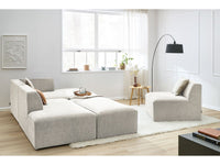 Kampinė modulinė sofa su pufu ir smėlinė svetainės interjere