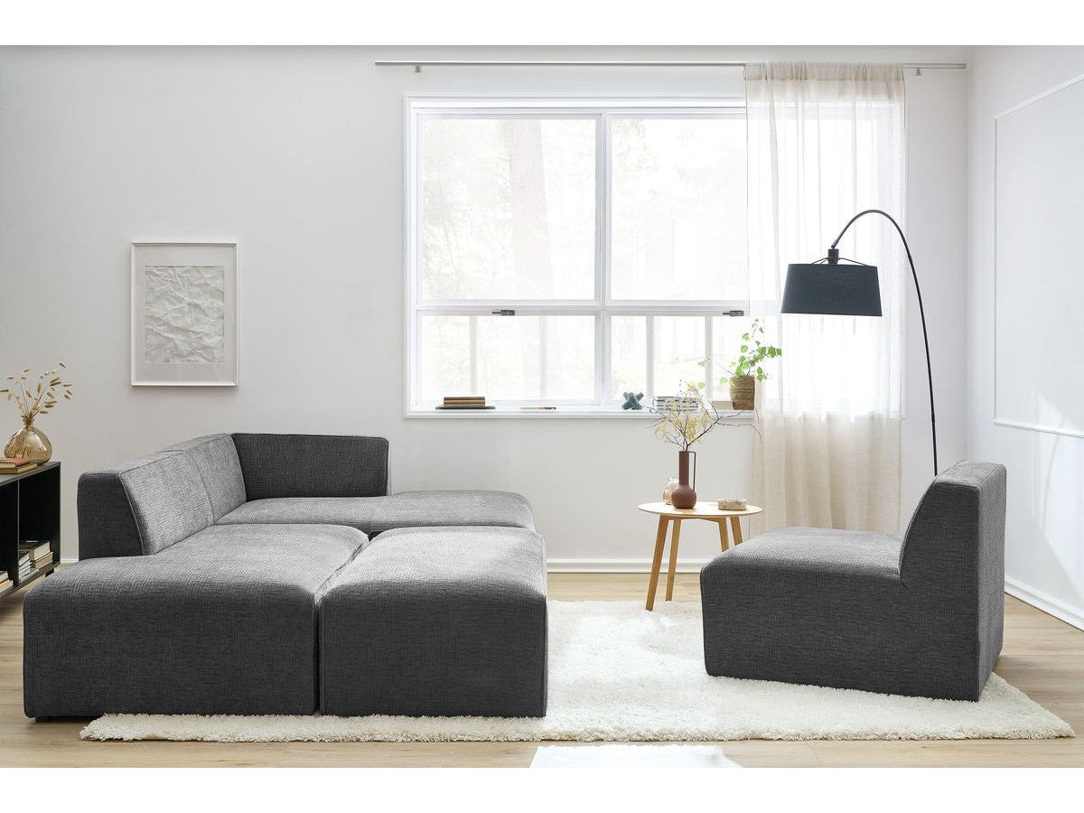 Kampinė modulinė sofa su pufu ir tamsiai pilka moderniame interjere