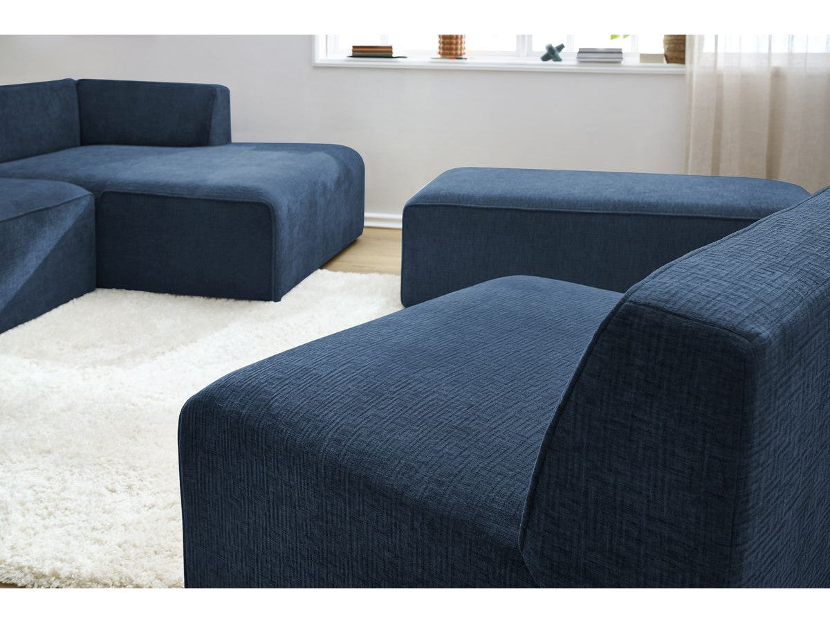 Kampinė modulinė sofa su pufu ir tamsiai mėlyna su pagalvėlėmis