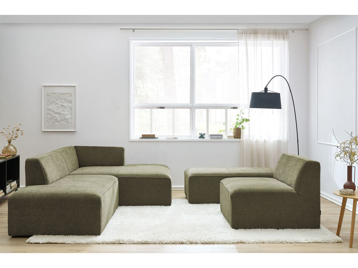Kampinė modulinė sofa su pufu ir žalia moderniame interjere