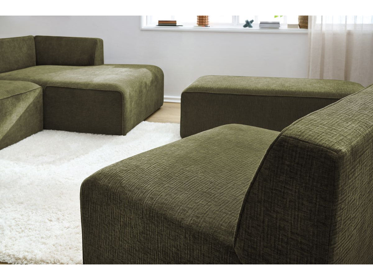 Kampinė modulinė sofa su pufu ir žalia audinio tekstūra