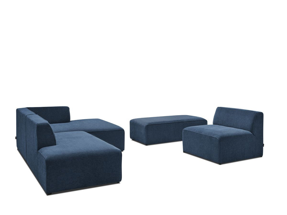 Kampinė modulinė sofa su pufu ir tamsiai mėlyna šalia kavos staliuko