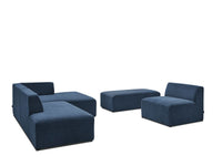 Kampinė modulinė sofa su pufu ir tamsiai mėlyna šalia kavos staliuko