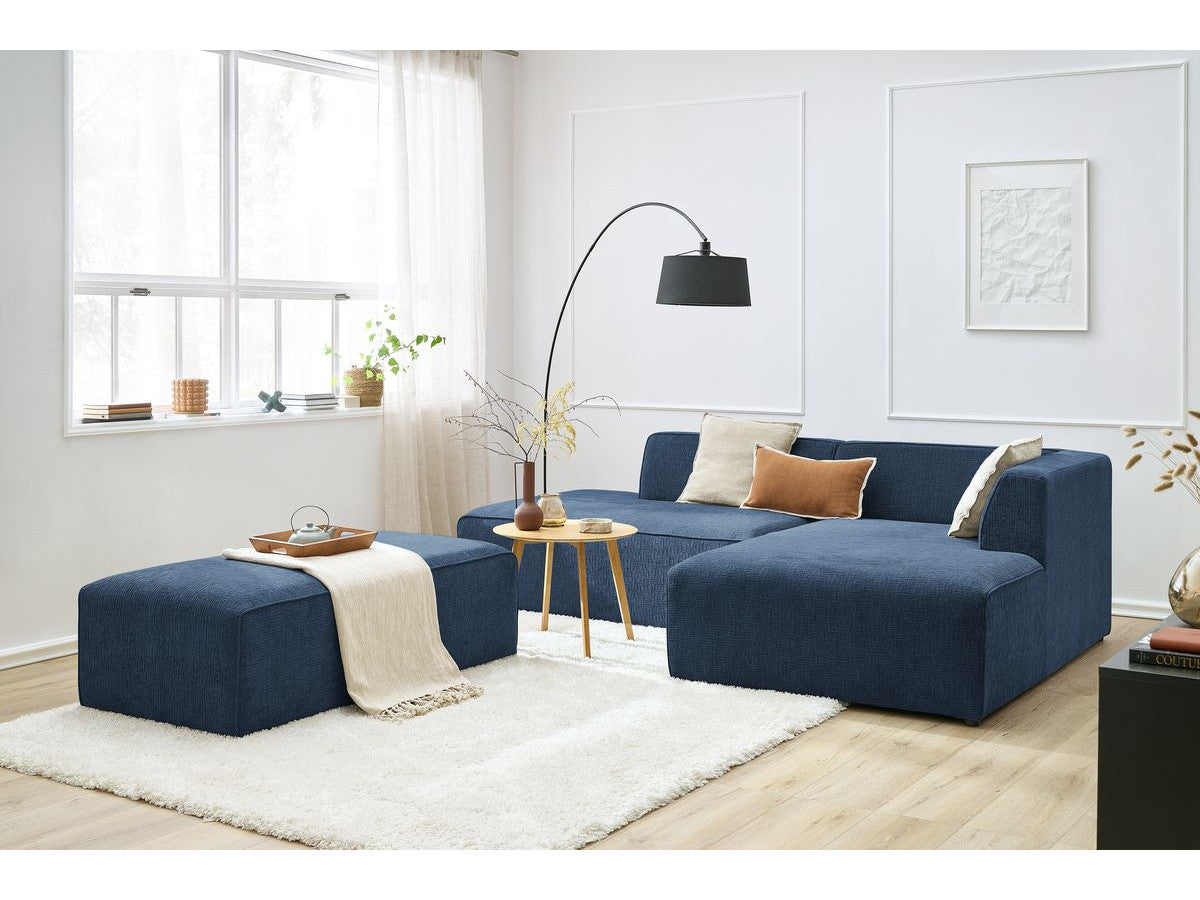 Kampinė modulinė sofa su pufu MEGEVE, tamsiai mėlyna šalia kavos staliuko