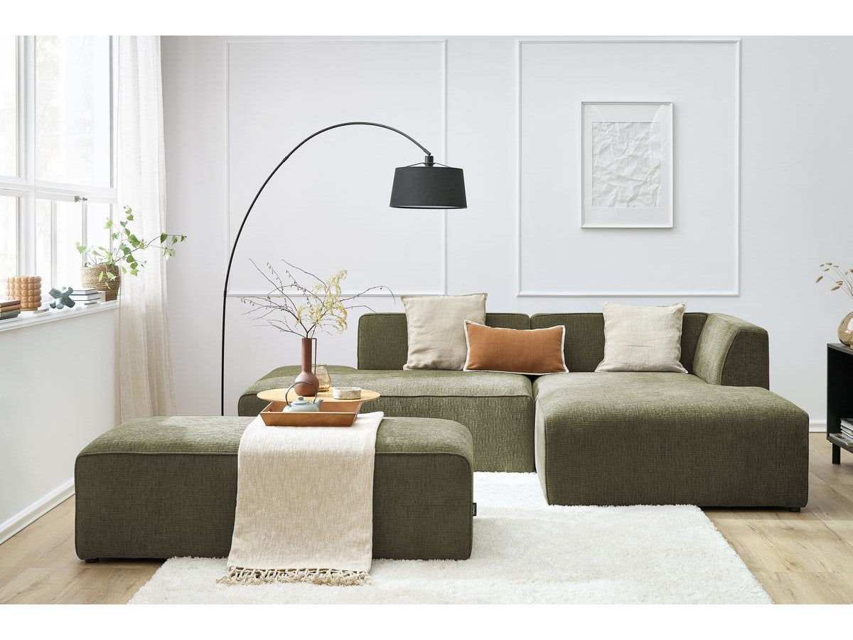 Kampinė modulinė sofa su pufu MEGEVE, žalia moderniame interjere