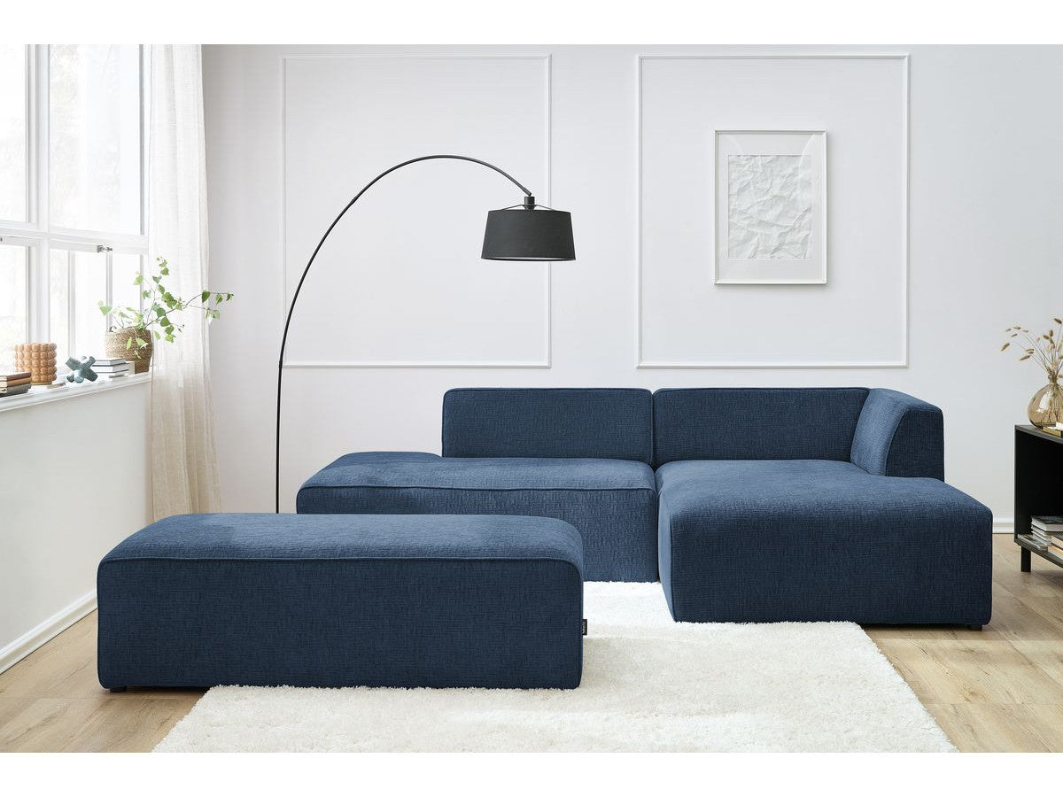 Kampinė modulinė sofa su pufu MEGEVE, tamsiai mėlyna moderniame interjere