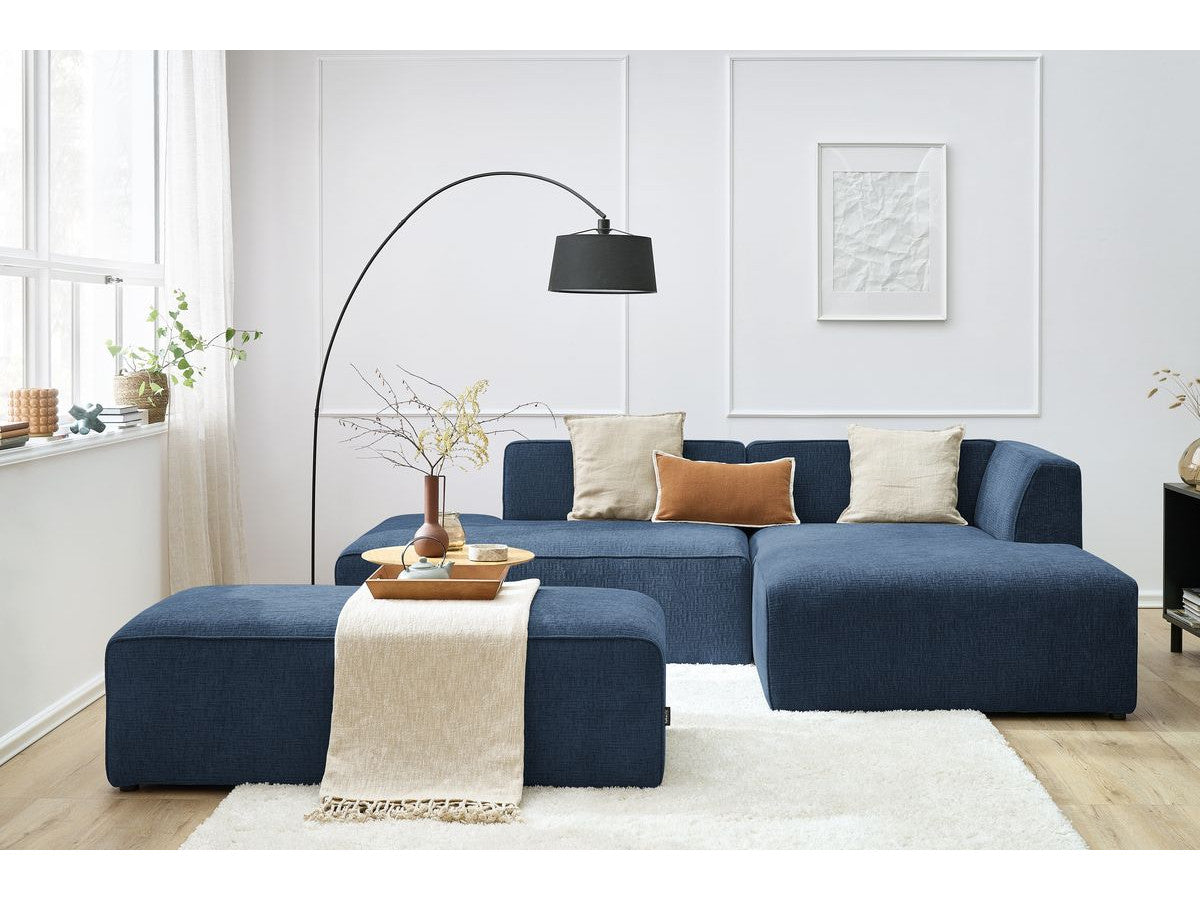 Kampinė modulinė sofa su pufu MEGEVE, tamsiai mėlyna svetainės interjere