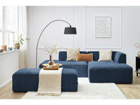 Kampinė modulinė sofa su pufu MEGEVE, tamsiai mėlyna svetainės interjere