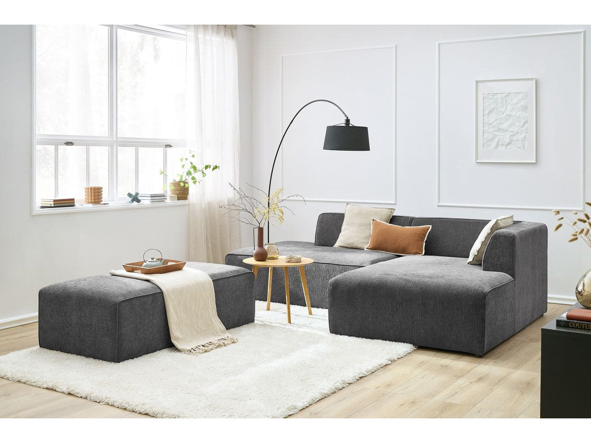 Kampinė modulinė sofa su pufu MEGEVE, tamsiai pilka šalia kavos staliuko