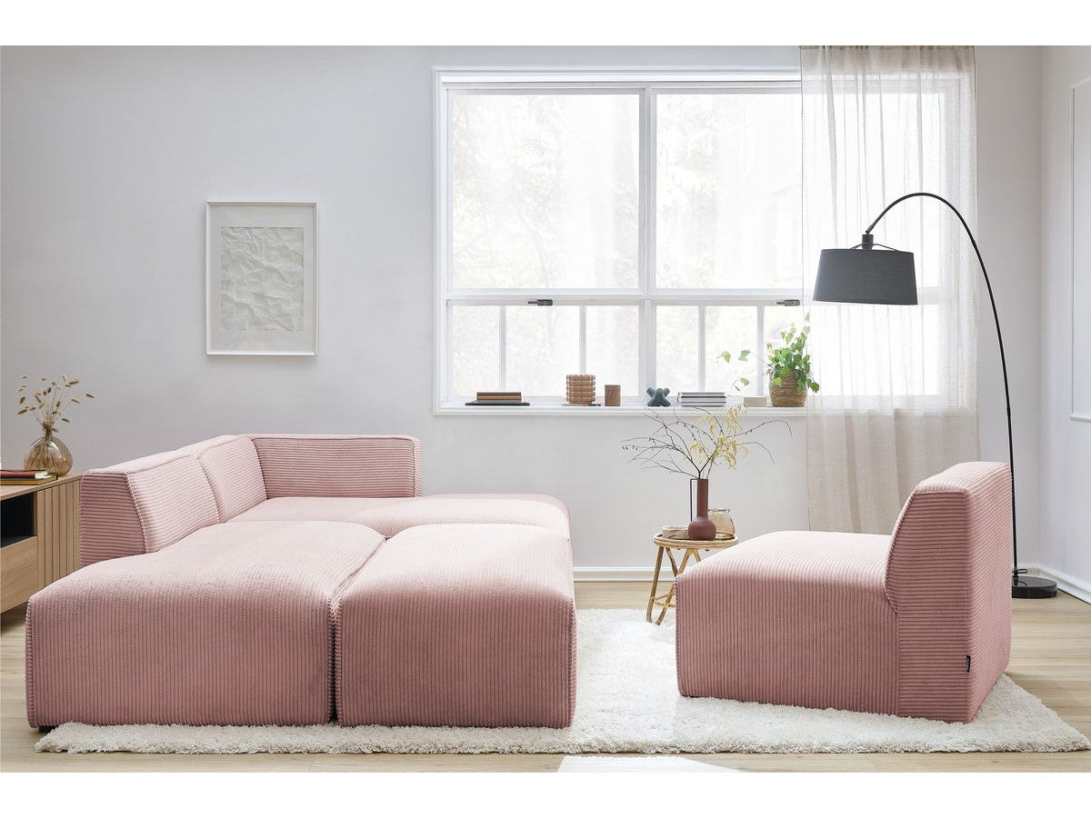 Modulinė kampinė sofa MEGEVE su pufu poilsio kampelyje vakaro metu