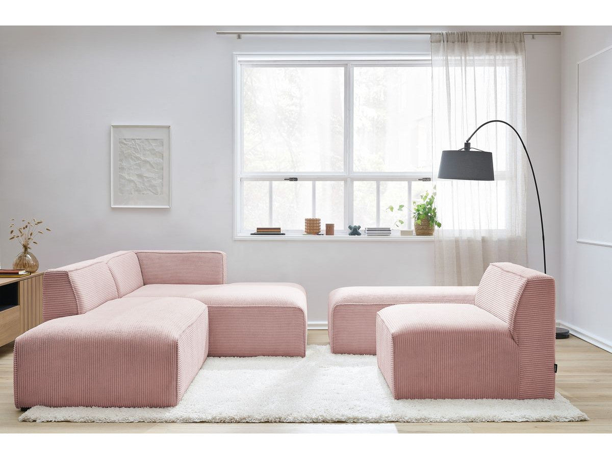 Modulinė kampinė sofa MEGEVE su pufu šviesių sienų fone