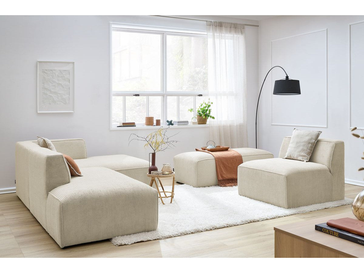 Modulinė kampinė sofa MEGEVE su pufu kaip pagrindinis svetainės akcentas