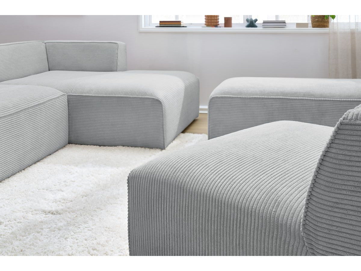 Modulinė kampinė sofa MEGEVE šviesiai pilka erdvi kampinė sofa su papildomu vienviečiu moduliu