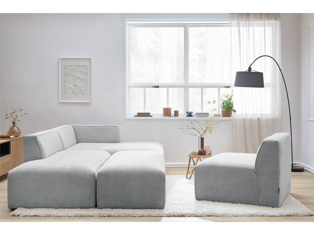 Modulinė kampinė sofa MEGEVE šviesiai pilka pufas kaip pakojis ir mobilus elementas poilsio zonoje