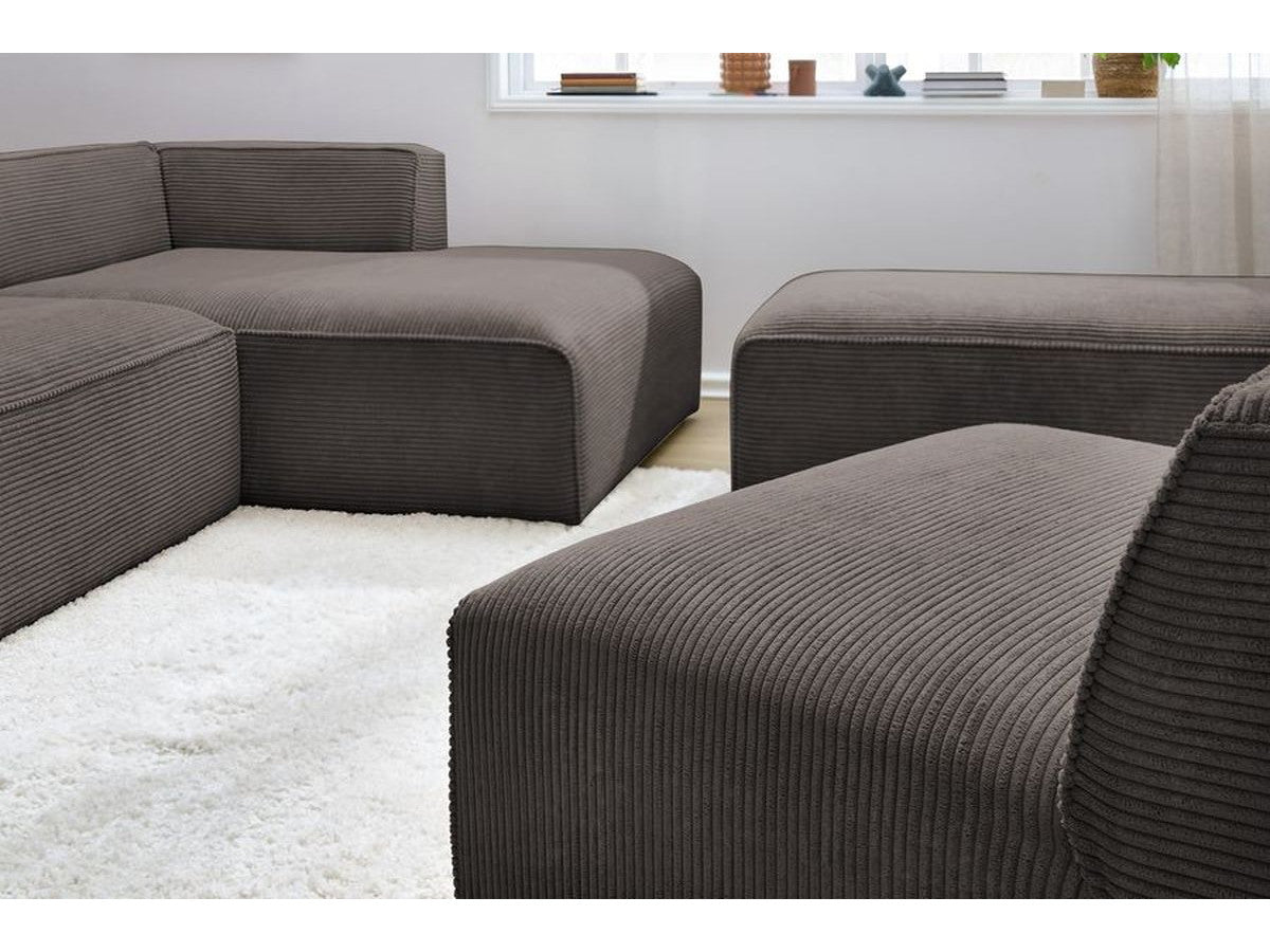 Modulinė kampinė sofa MEGEVE su pufu elegantiškoje namų aplinkoje