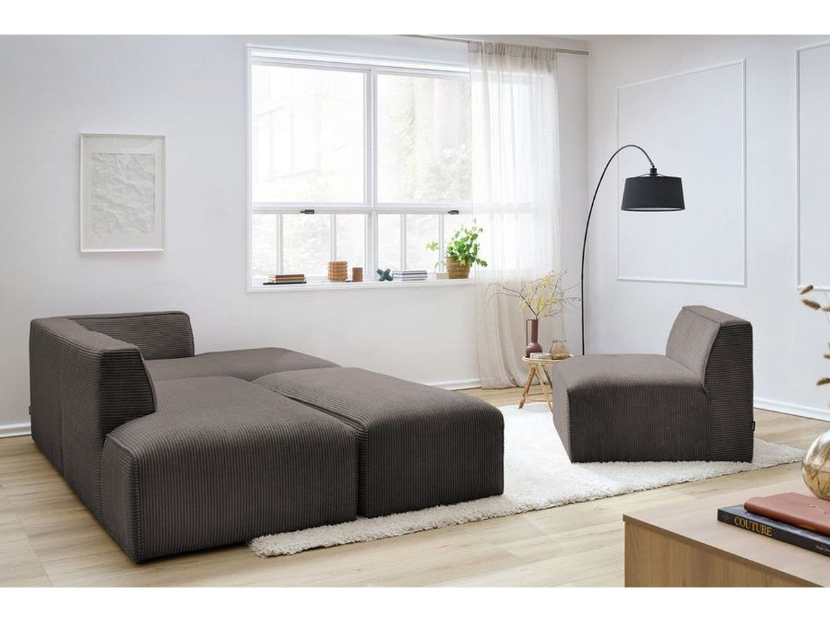 Modulinė kampinė sofa MEGEVE su pufu svečių priėmimo erdvėje