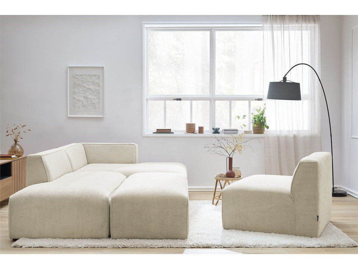 Modulinė kampinė sofa MEGEVE su pufu erdvėje su daug natūralios šviesos