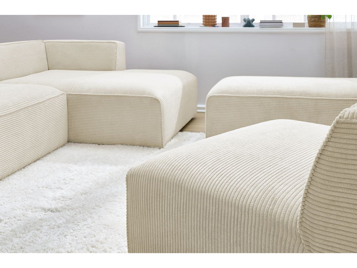 Modulinė kampinė sofa MEGEVE su pufu jaukiame name