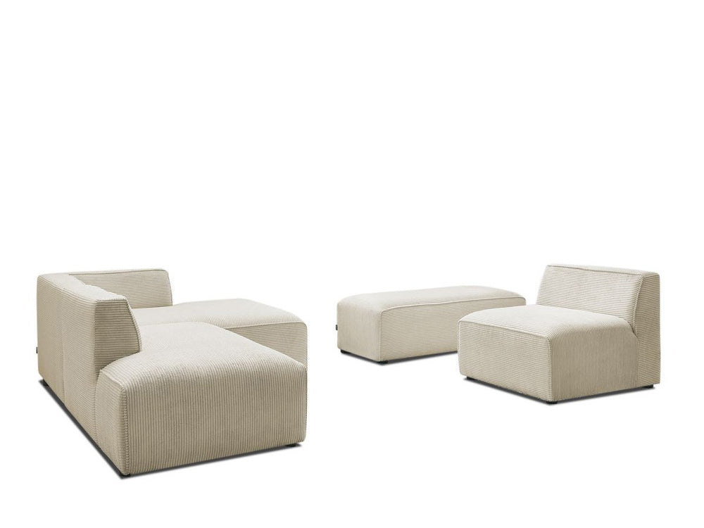 Modulinė kampinė sofa MEGEVE su pufu šviesaus interjero centre