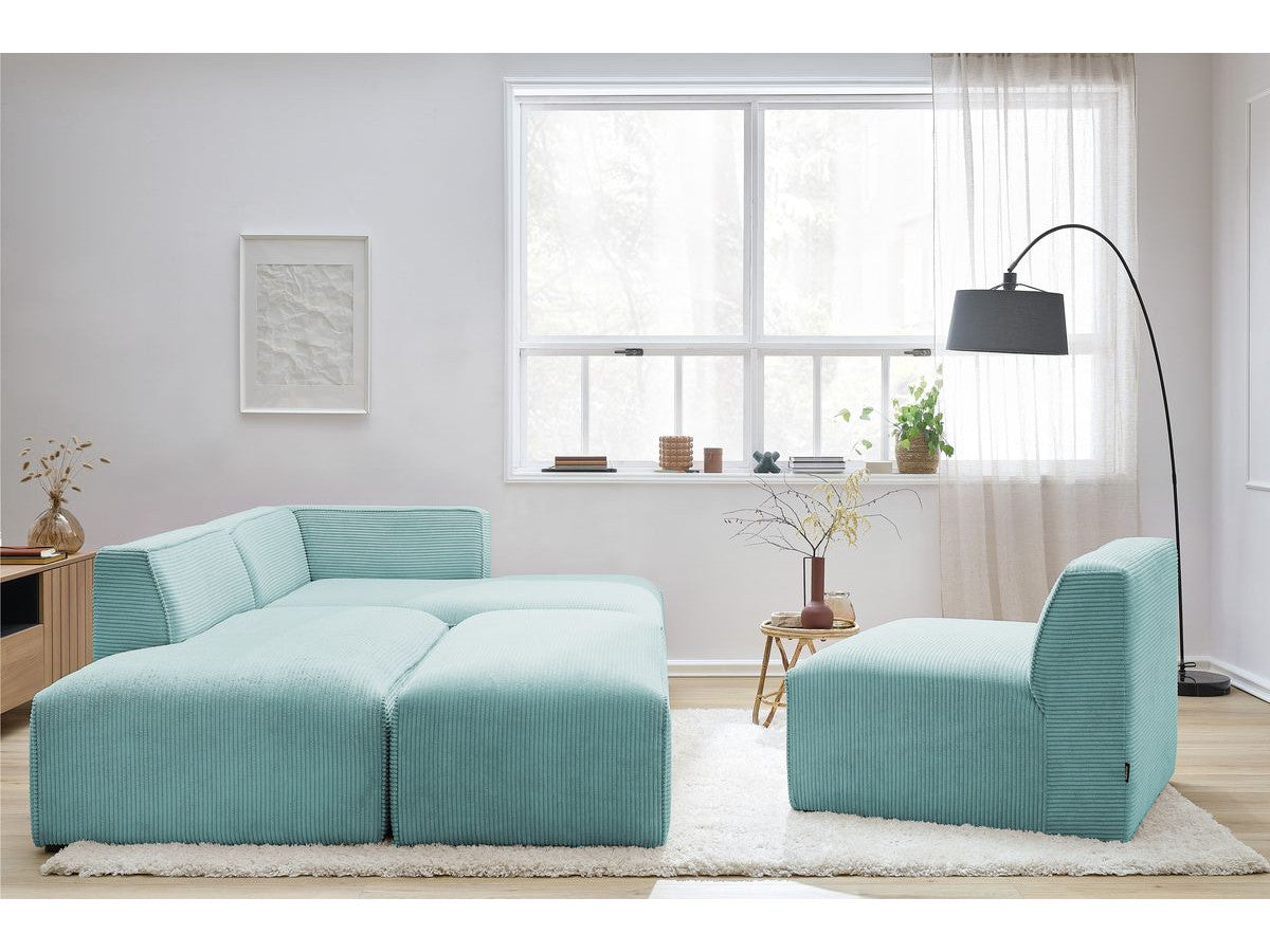 Modulinė kampinė sofa MEGEVE su krėslu ir pufu, šviesiai mėlyna minkšta rumbuoto veliūro tekstūra jaukiai atmosferai
