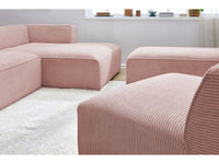 Modulinė kampinė sofa MEGEVE su pufu tamsesnio interjero aplinkoje