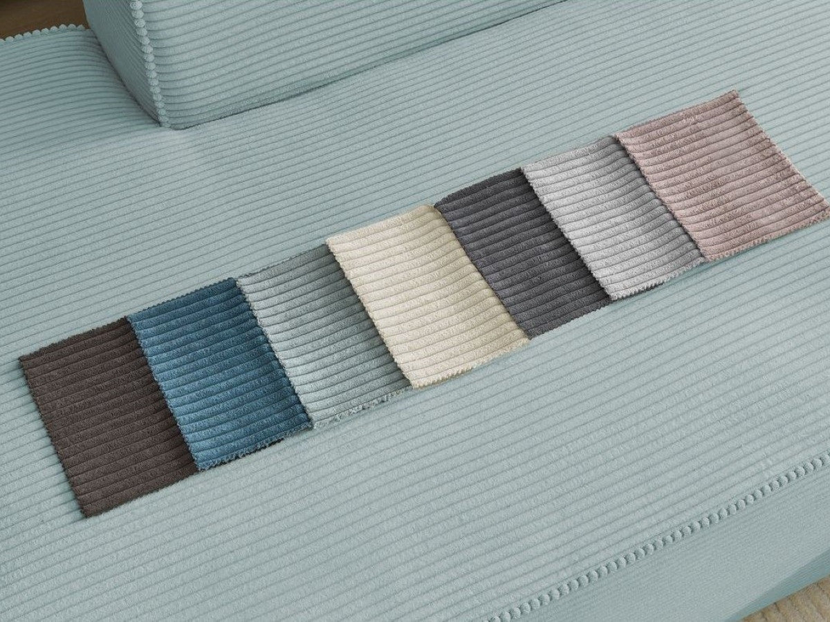 Modulinė kampinė sofa MEGEVE su krėslu ir pufu, šviesiai mėlyna erdvi poilsio zona su vienviečiu moduliu ir pufu