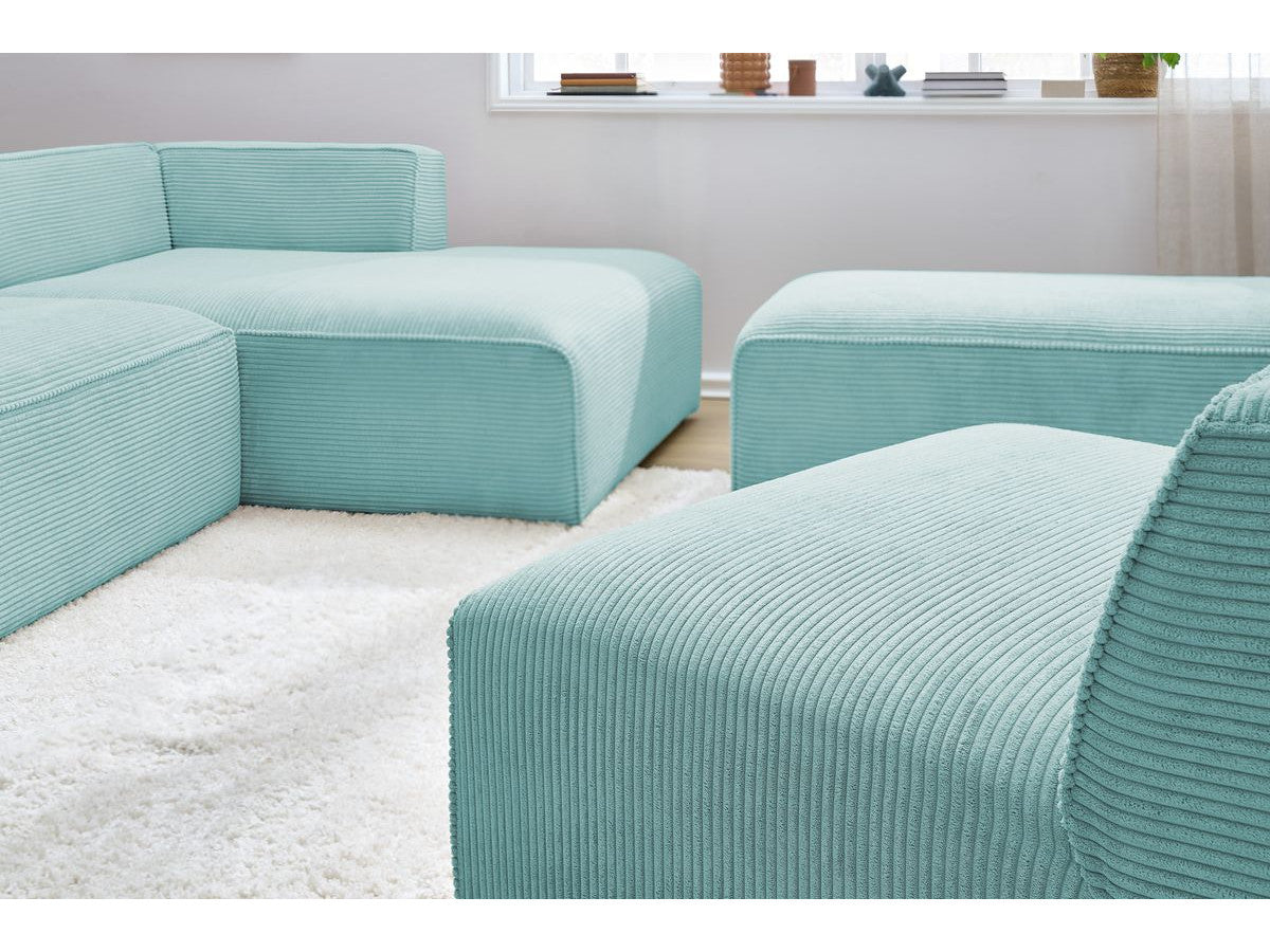Modulinė kampinė sofa MEGEVE su krėslu ir pufu, šviesiai mėlyna šviesi poilsio zona su pufu kaip papildoma sėdima vieta