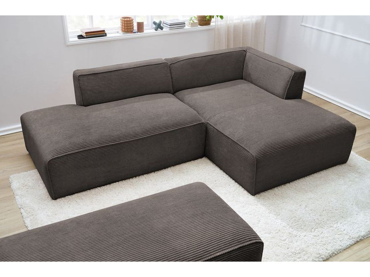 Modulinė kampinė sofa MEGEVE su pufu ruda dešinė šiltai namų nuotaikai